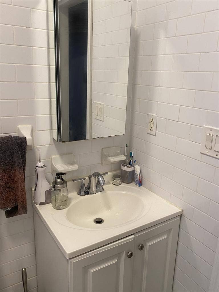 Large bedroom in 3 bedroom on UES!