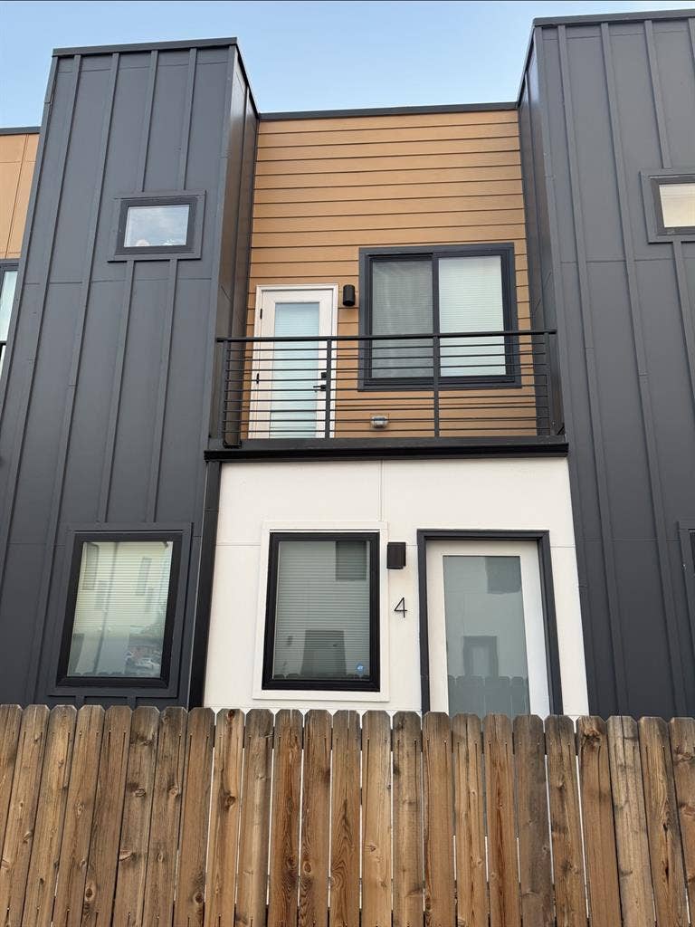 Townhouse Room Availablee