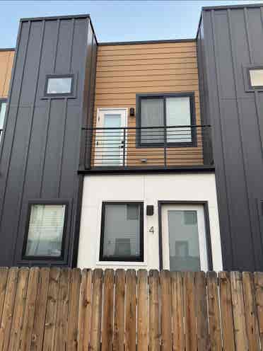 Townhouse Room Availablee