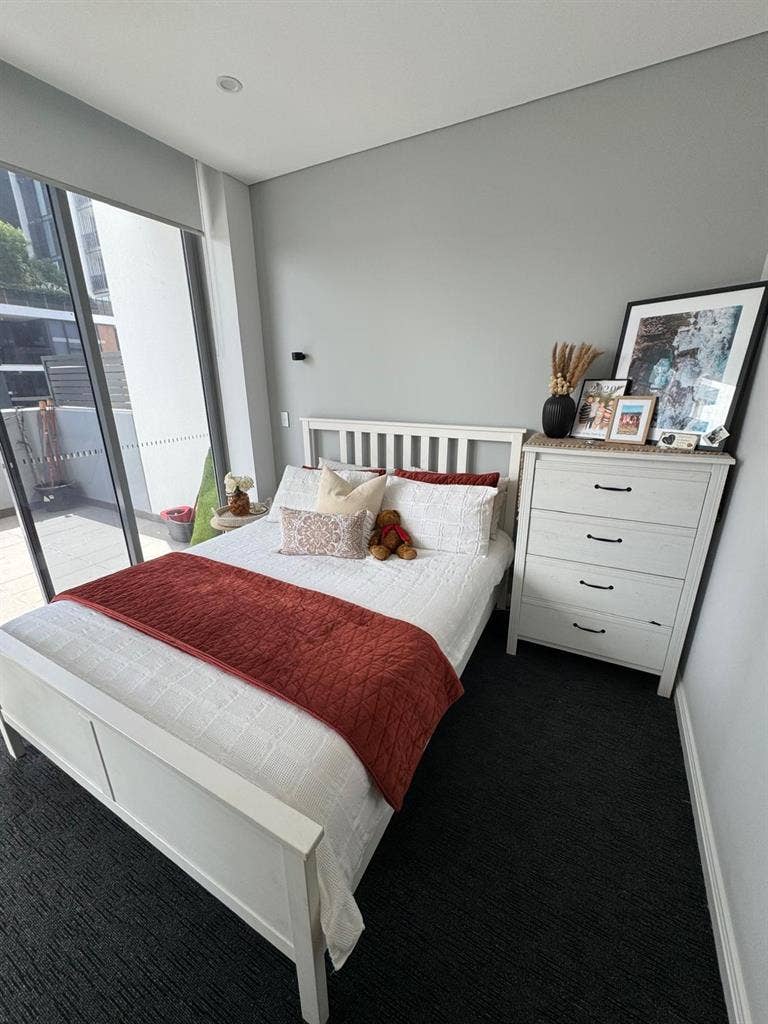 Spacious one bedroom apt- Sydney,