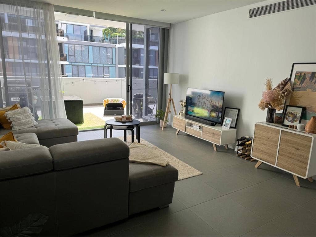 Spacious one bedroom apt- Sydney,