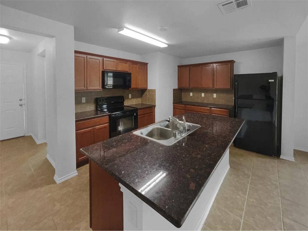 4 bedroom house available for rent