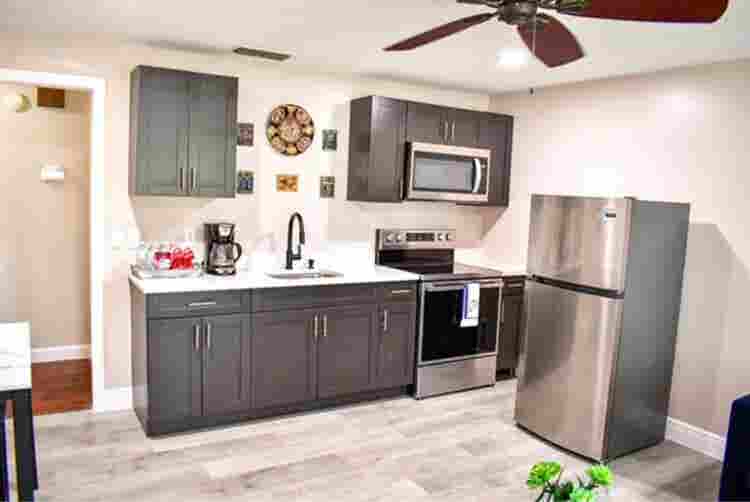 2nd Floor Apt Available in Tampa