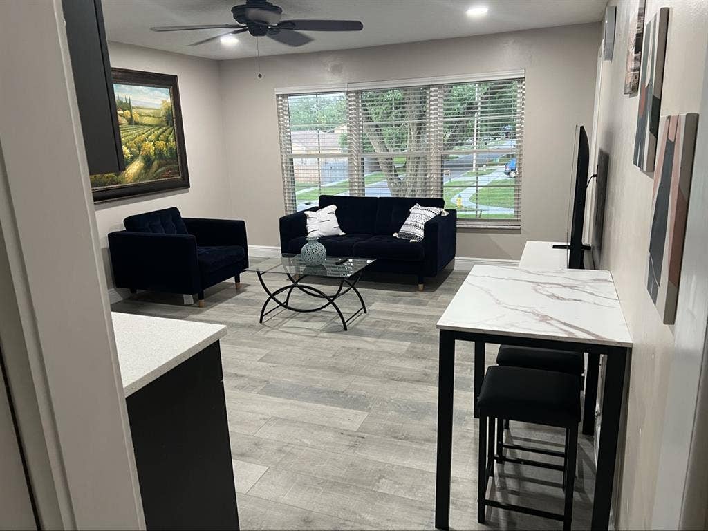 2nd Floor Apt Available in Tampa