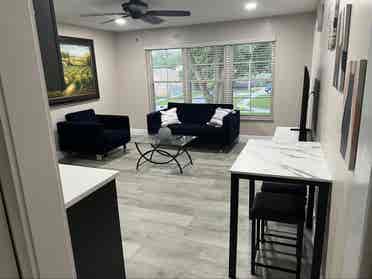 2nd Floor Apt Available in Tampa