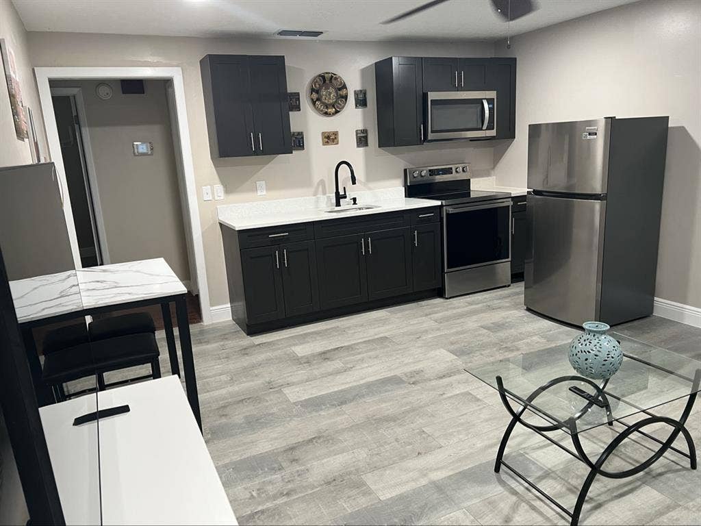 2nd Floor Apt Available in Tampa