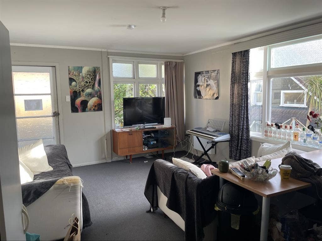 FLATMATE WANTED MT VIC!!