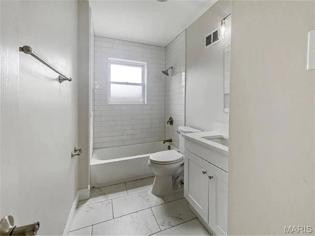 2 bedroom house available for rent
