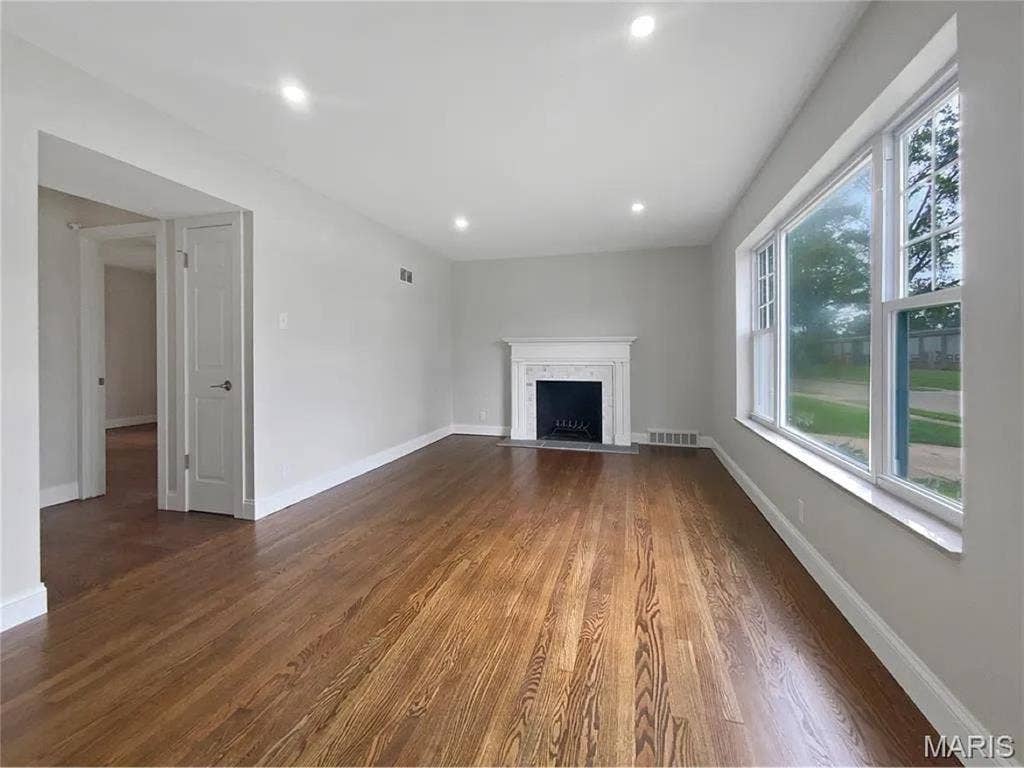 2 bedroom house available for rent