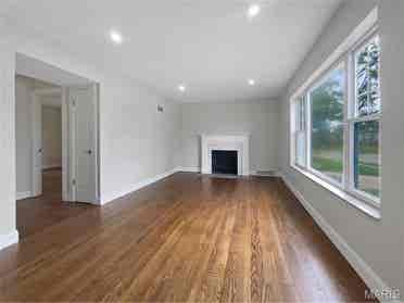 2 bedroom house available for rent