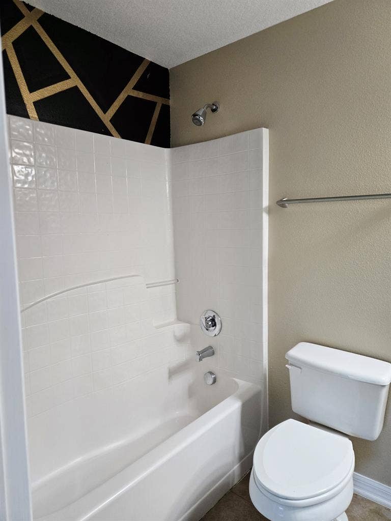 Large Room w/ Shared Bathroom
