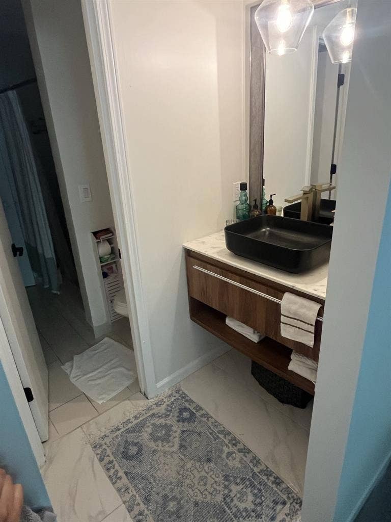 Room available with full bathroom a