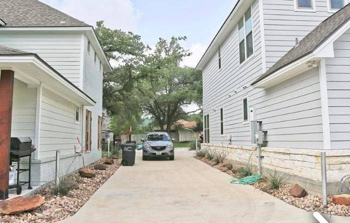 Looking for 3 female roommates
