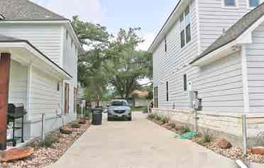Looking for 3 female roommates