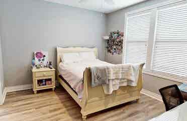 Looking for 3 female roommates