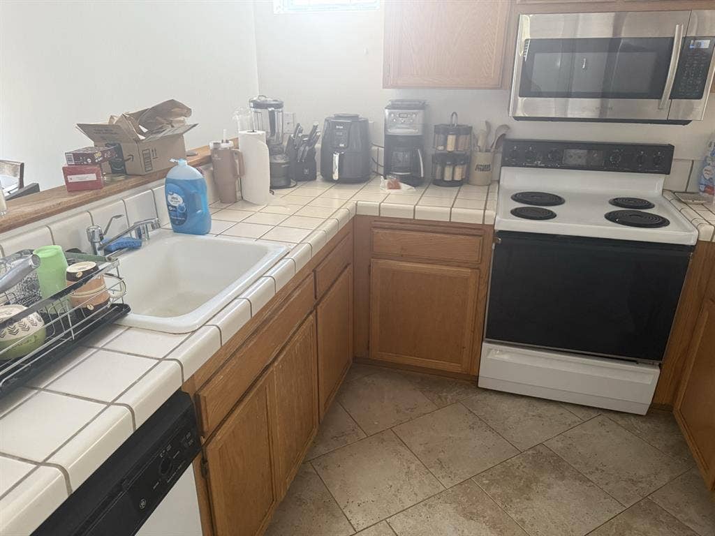 2 Bedrooms for Rent in Cozy 3B Home