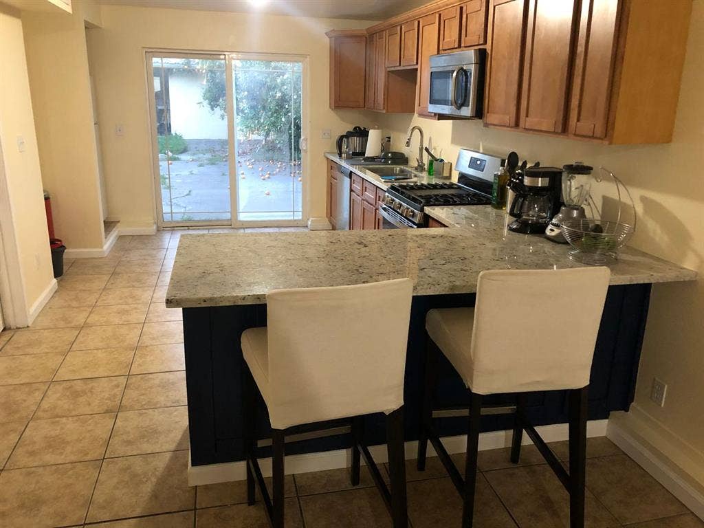Room in -INCL UTILITIES