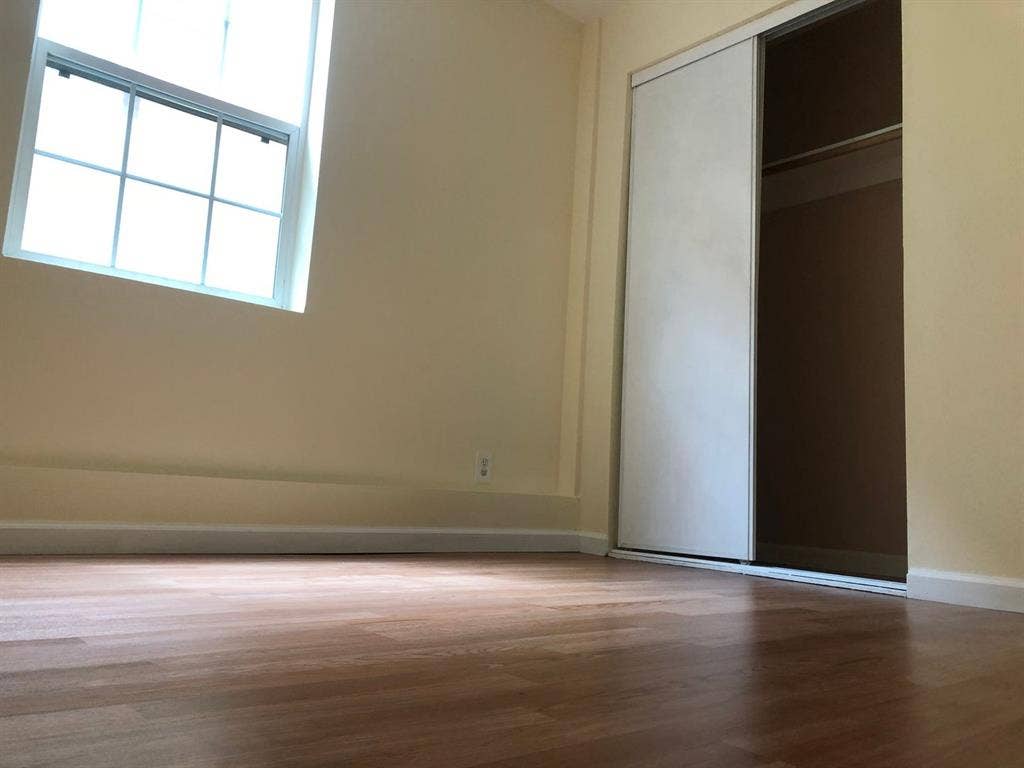 Room in -INCL UTILITIES