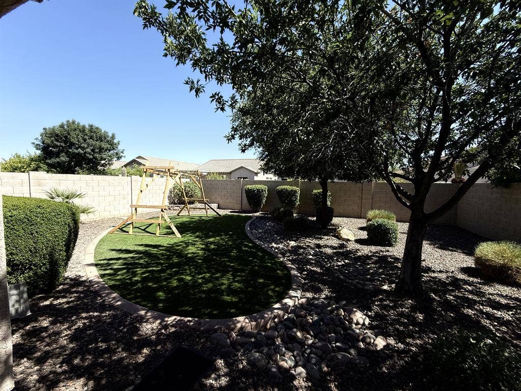2 rooms in Taylor Ranch