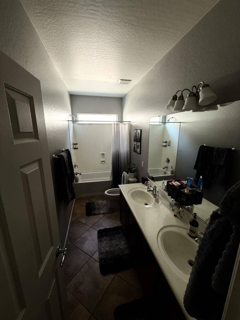2 rooms in Taylor Ranch