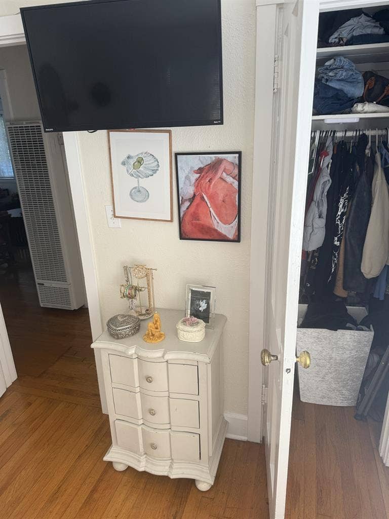 Looking for 1 roommate :)