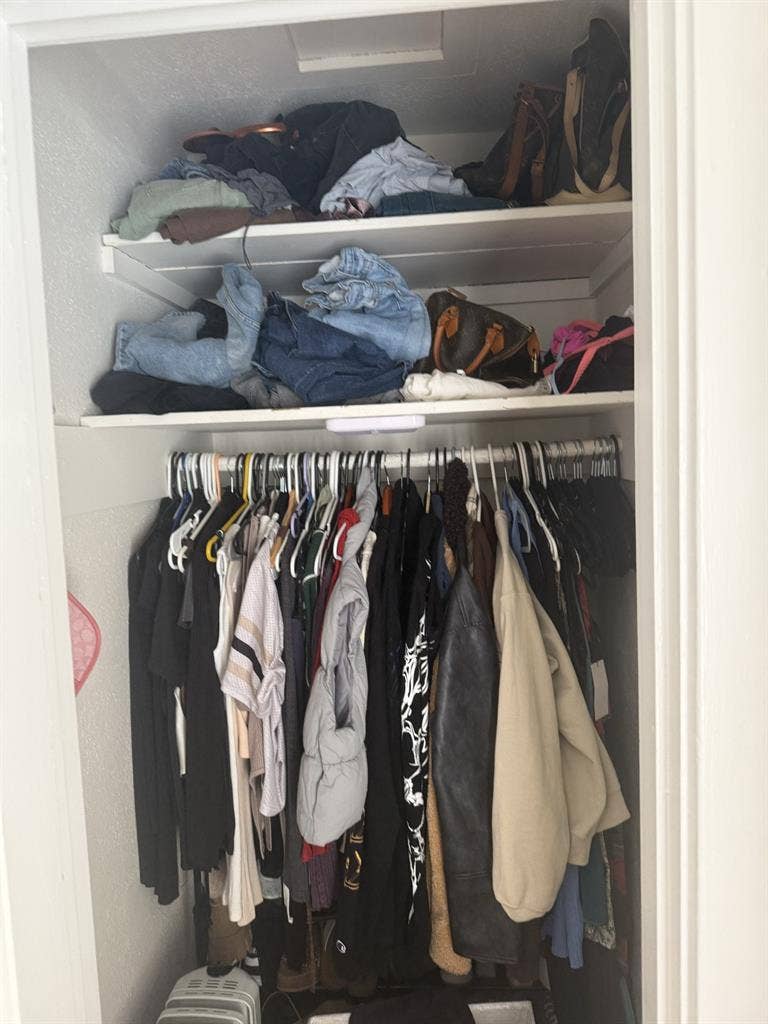 Looking for 1 roommate :)
