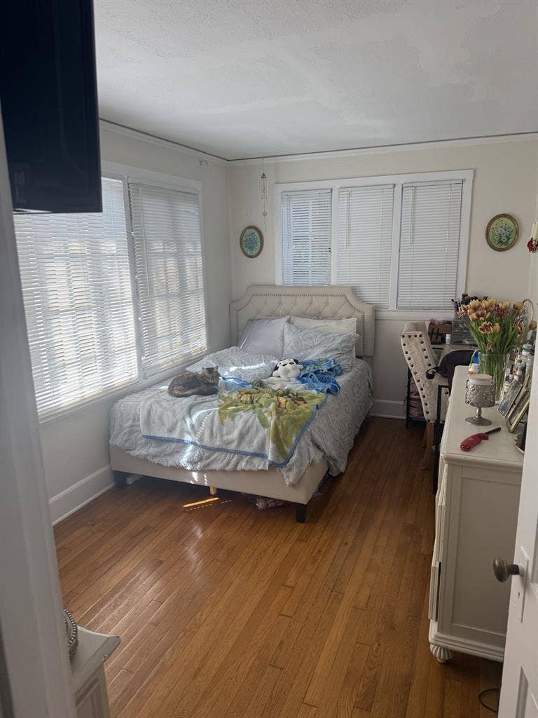 Looking for 1 roommate :)