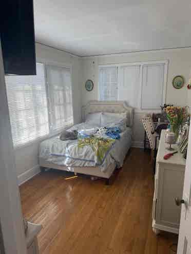 Looking for 1 roommate :)