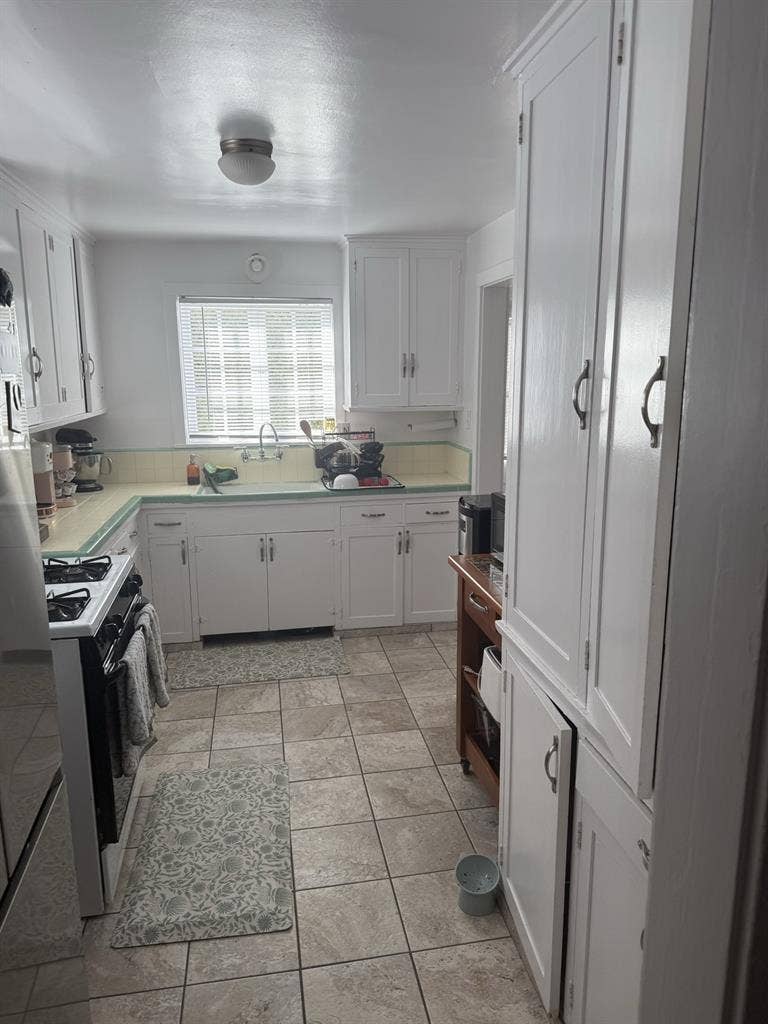 Looking for 1 roommate :)