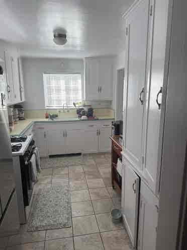Looking for 1 roommate :)