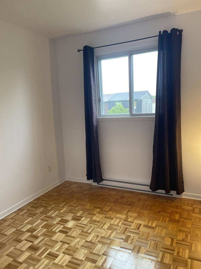 Room for rent july 1