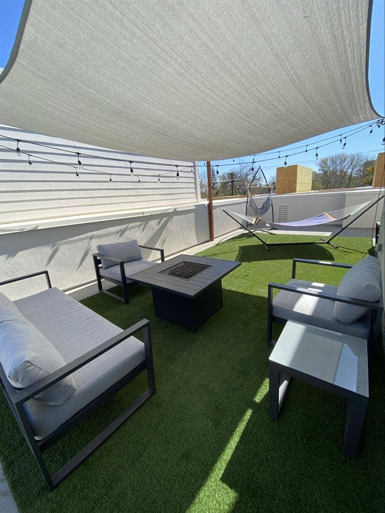 Downtown Private room+bath &
rooftop