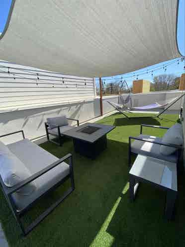 Downtown Private room+bath &
rooftop
