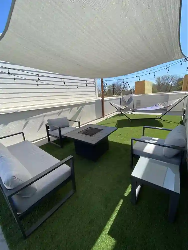 Downtown Private room+bath &
rooftop