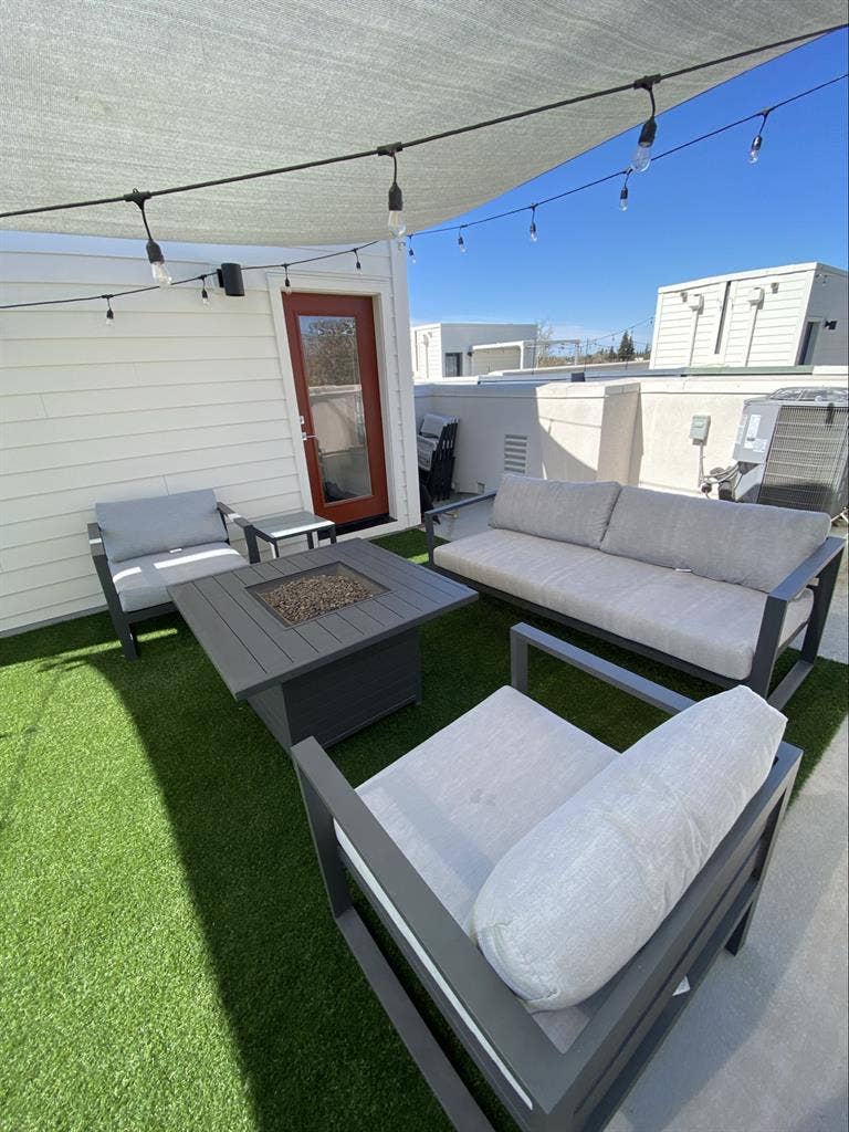 Downtown Private room+bath &
rooftop