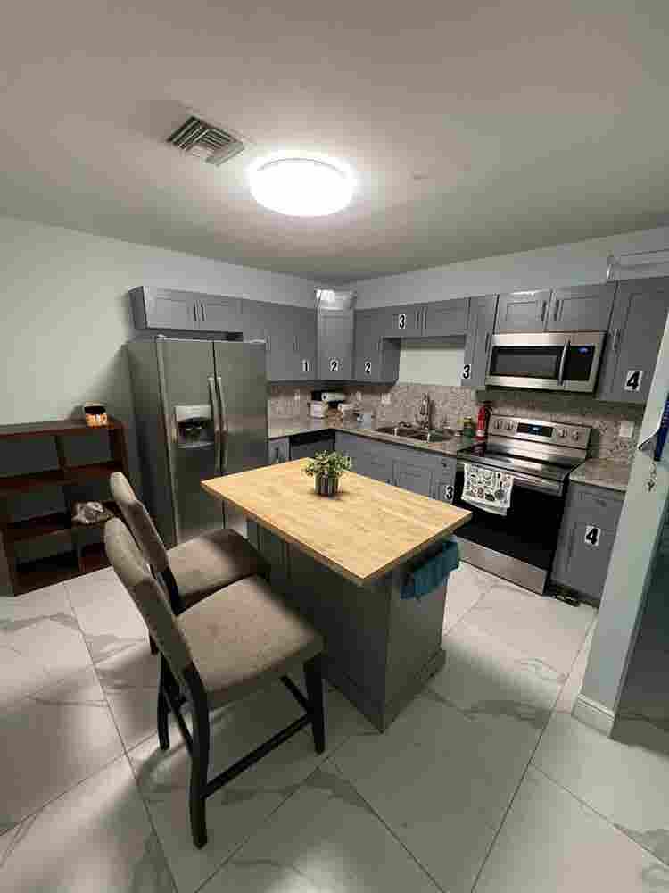 I RENT FURNISHED 
ROOM