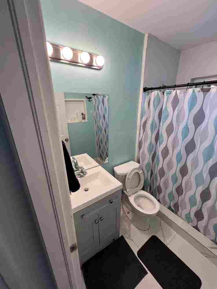 I RENT FURNISHED 
ROOM