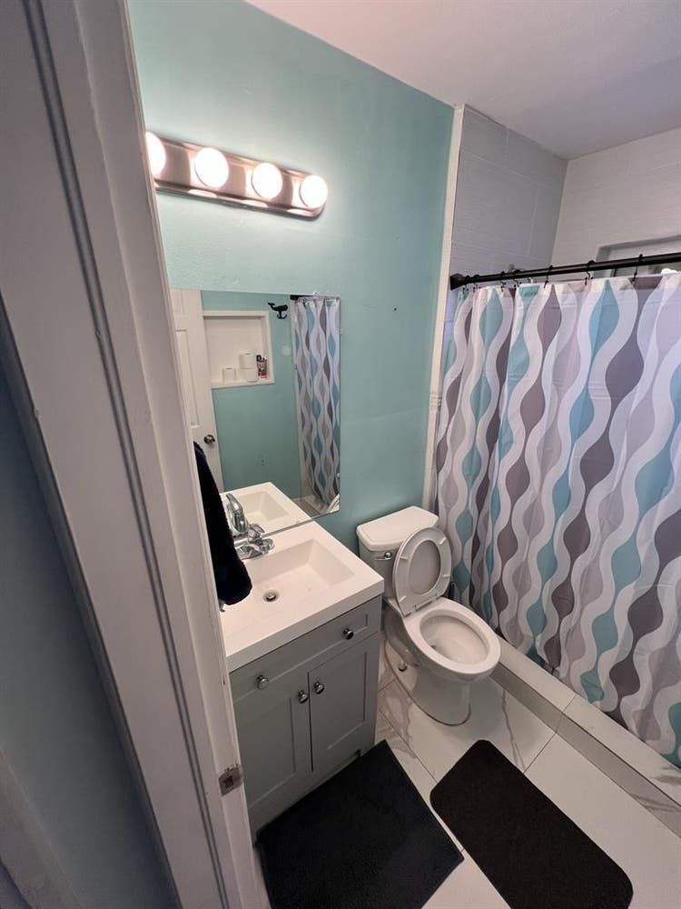 I RENT FURNISHED 
ROOM