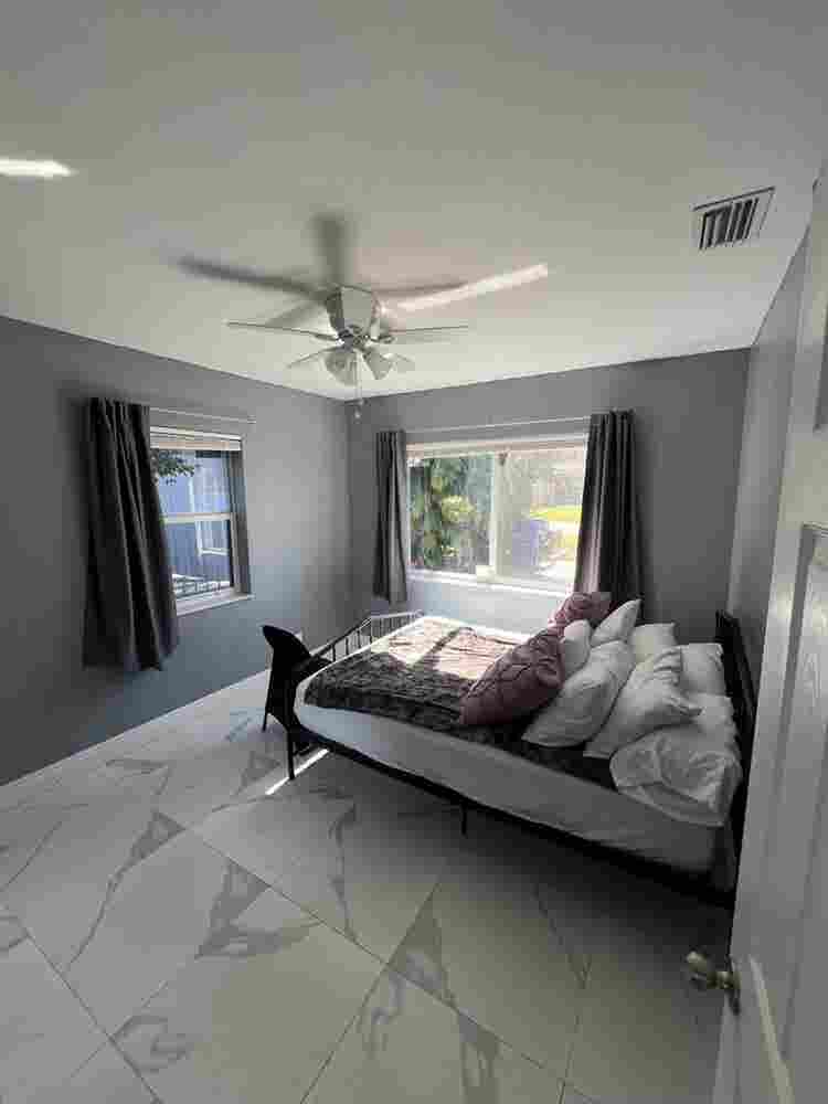 I RENT FURNISHED 
ROOM