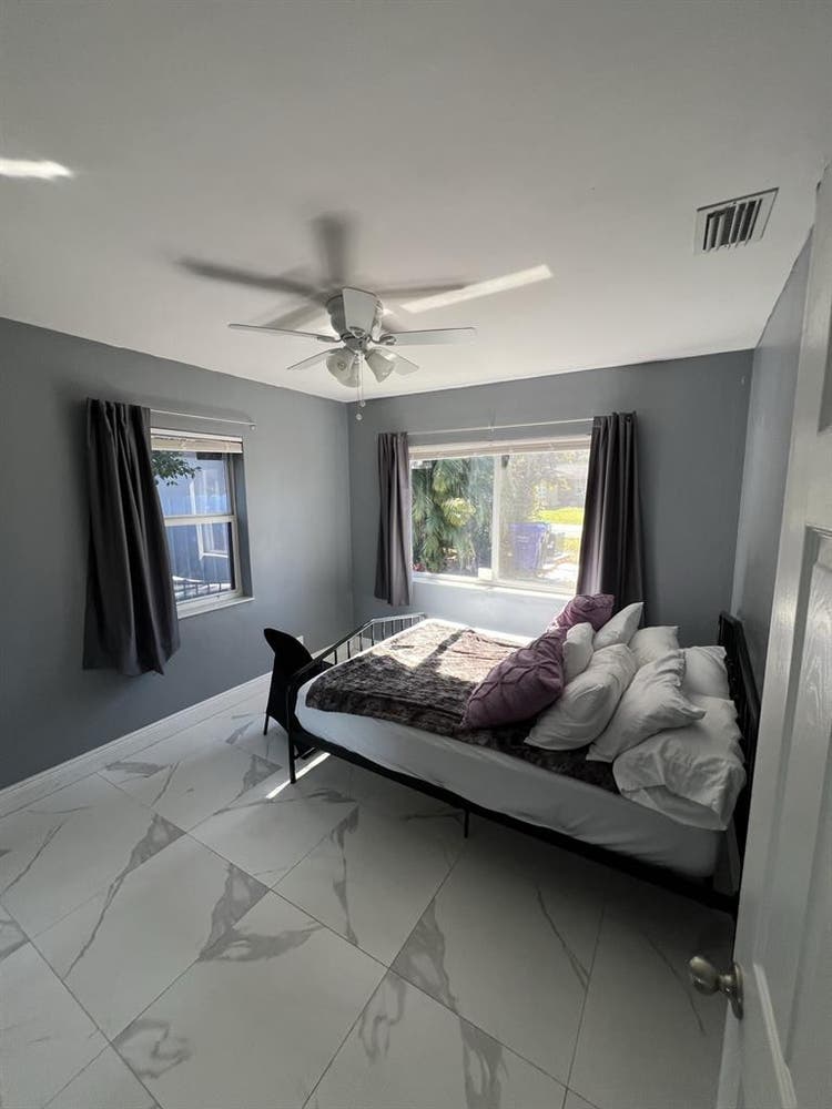 I RENT FURNISHED 
ROOM