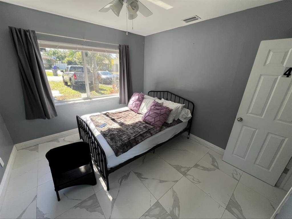I RENT FURNITURE ROOM