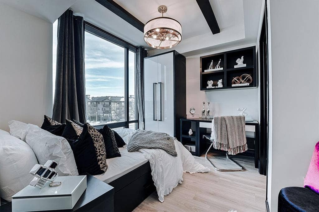 Looking for a female roommate
