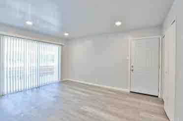 Re-modeled, spacious 1 bd in Apt.