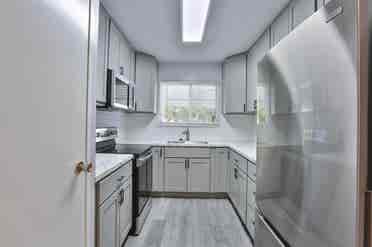 Re-modeled, spacious 1 bd in Apt.