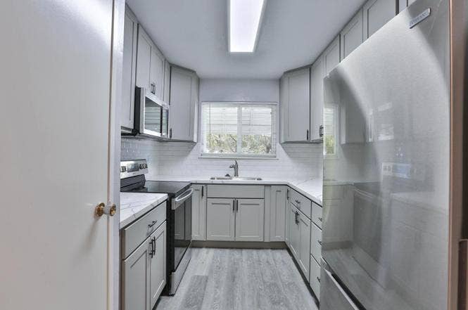 Re-modeled, spacious 1 bd in Apt.