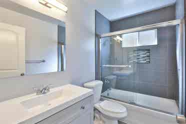 Re-modeled, spacious 1 bd in Apt.