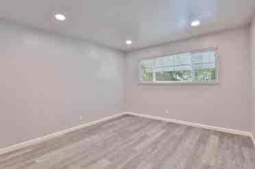Re-modeled, spacious 1 bd in Apt.
