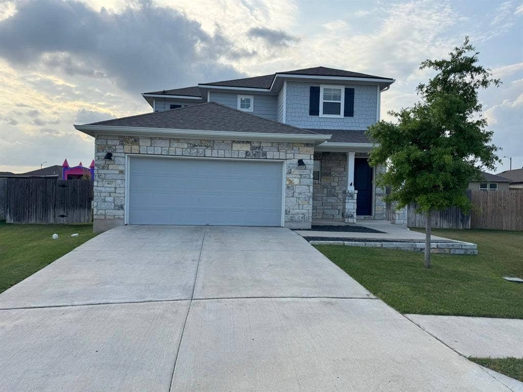 Room for rent, w/ big back yard!