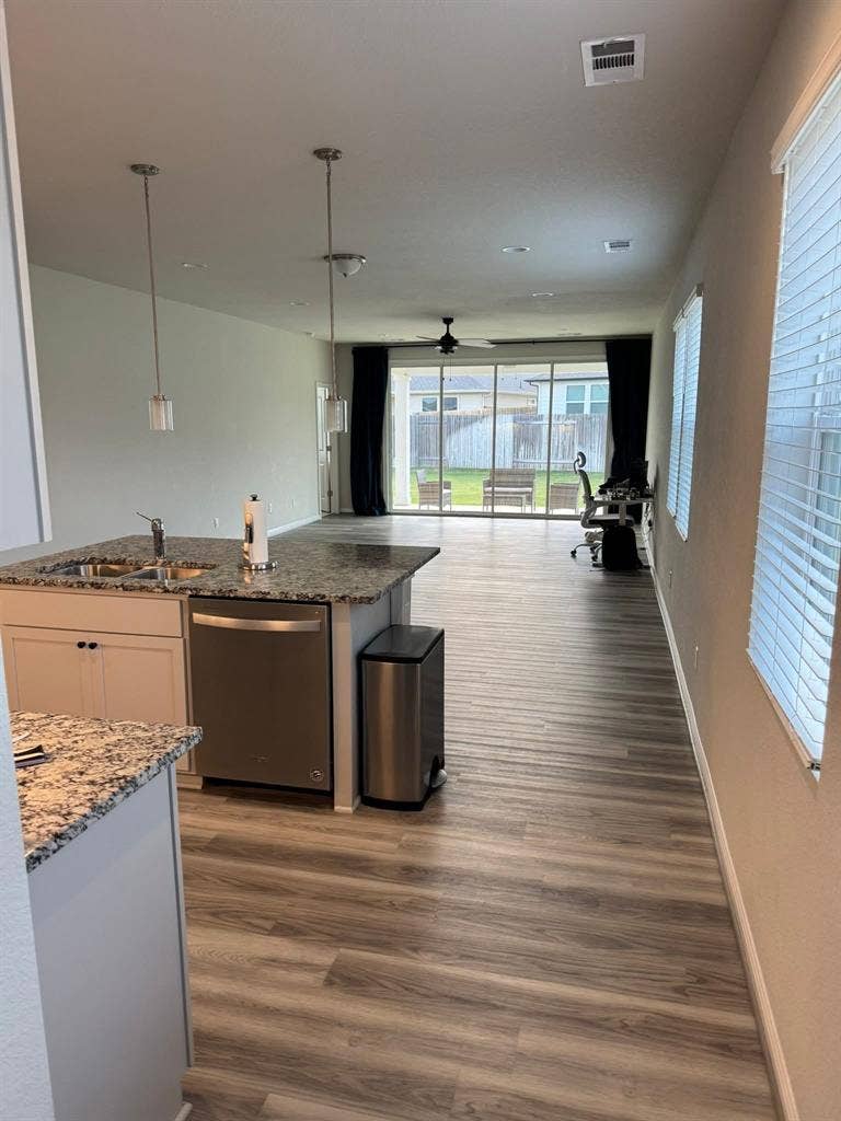 Room for rent, w/ big back yard!