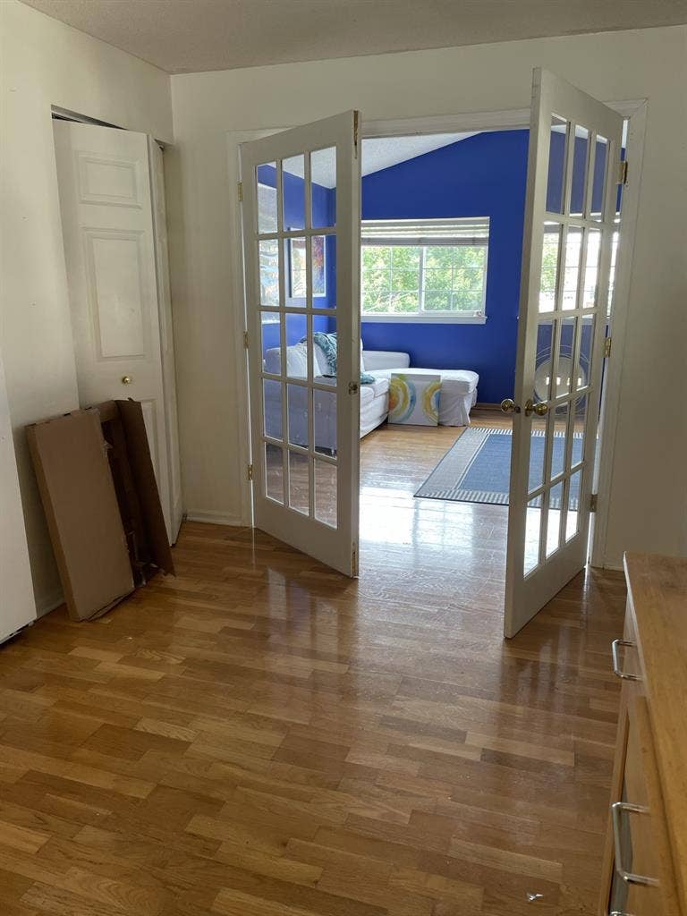 Master Bedroom w private bath